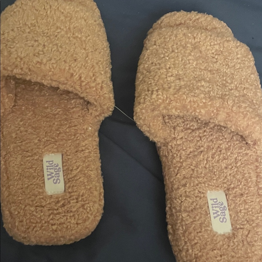 Wild Sage Fuzzy pink Slippers 9/10